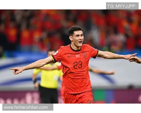 足球巨星射门直击横梁错失破门良机引球迷热议