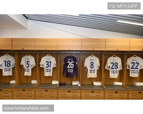 足球球星更衣室幕后：解密他们的球衣选择与穿搭习惯