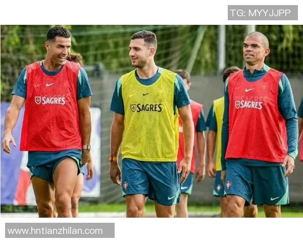 足球球星赛场外嗑瓜子引发热议 网友调侃:职业运动员的新休闲方式 足球球星赛场外嗑瓜子引发热议 网友调侃:职业运动员的新休闲方式